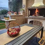 Garden's House Pozar In Villa *