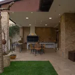 Garden's House Pozar In Villa *