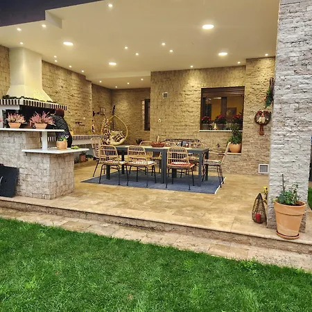 Garden's House Pozar In Villa *
