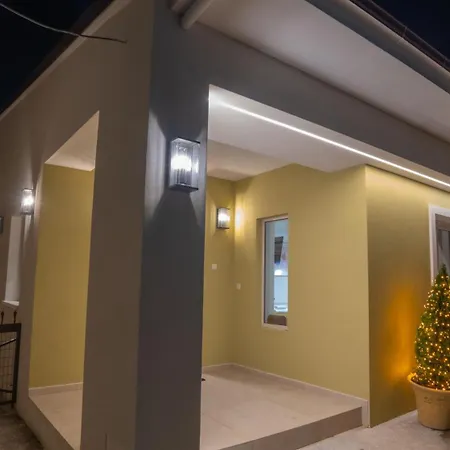 Garden's House Pozar In