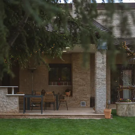 Garden's House Pozar In