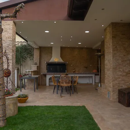Garden's House Pozar In Villa *