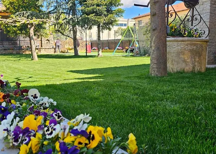 Garden's House Pozar In *