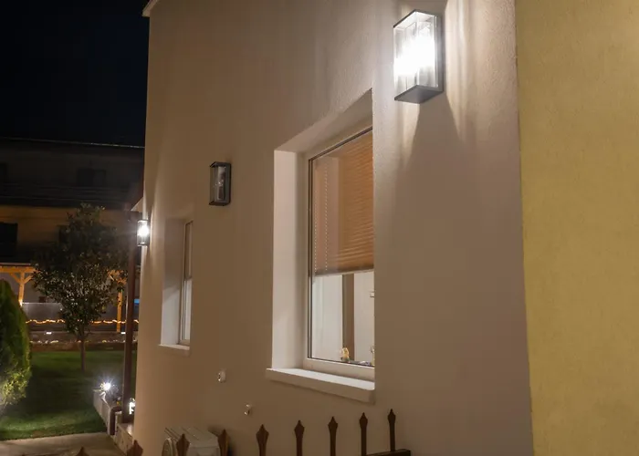 Garden's House Pozar In